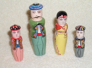 DA05. India - Wooden Doll Family