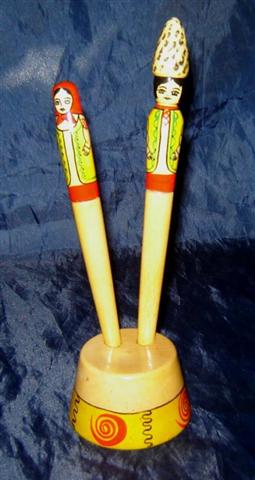 PJ08B. Moldavian Pens with stand 3pc