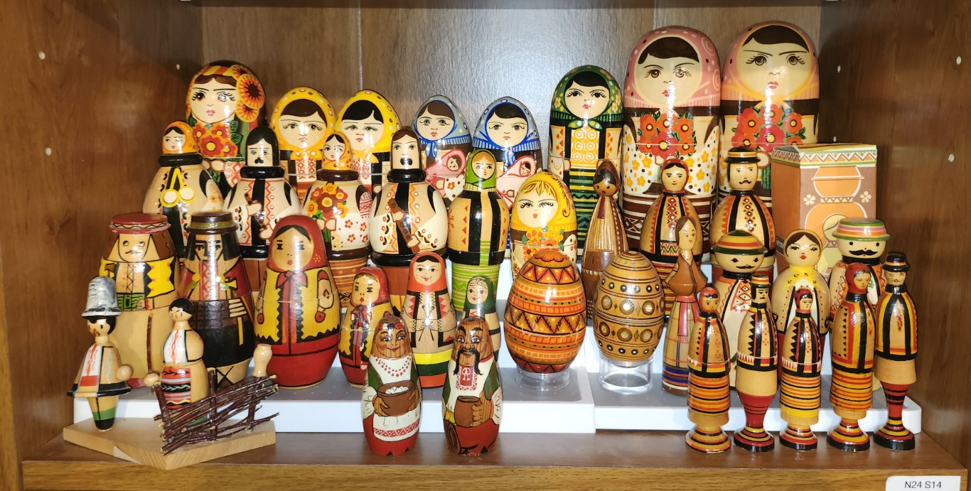 Shelf-D2. Ukraine dolls