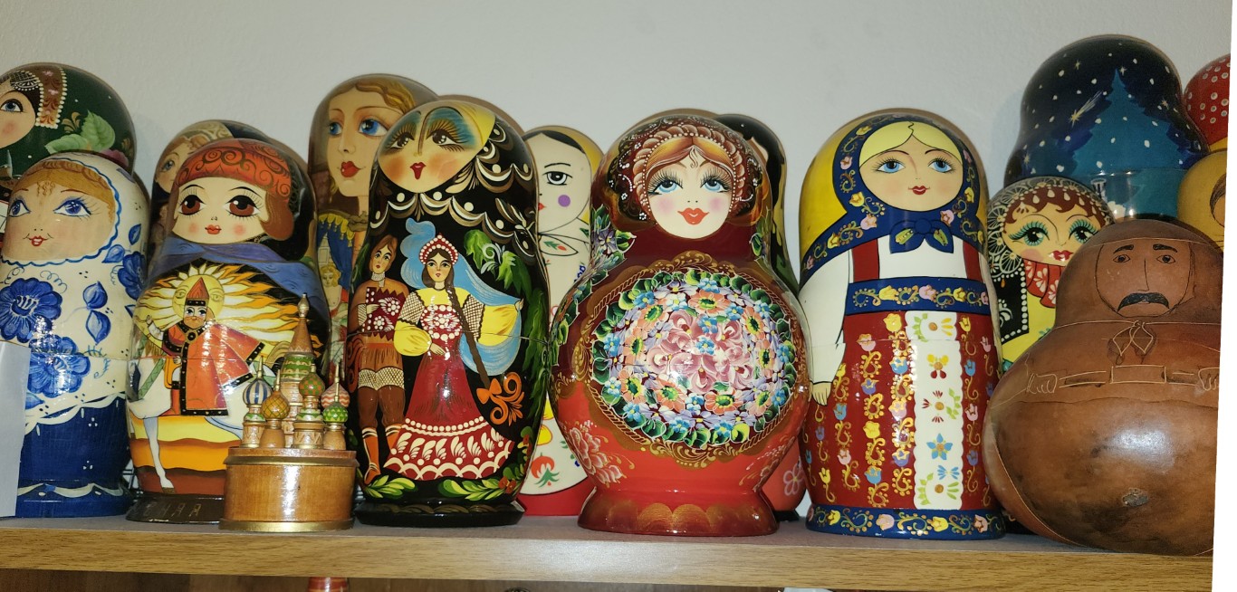 Shelf-E0. Tall dolls