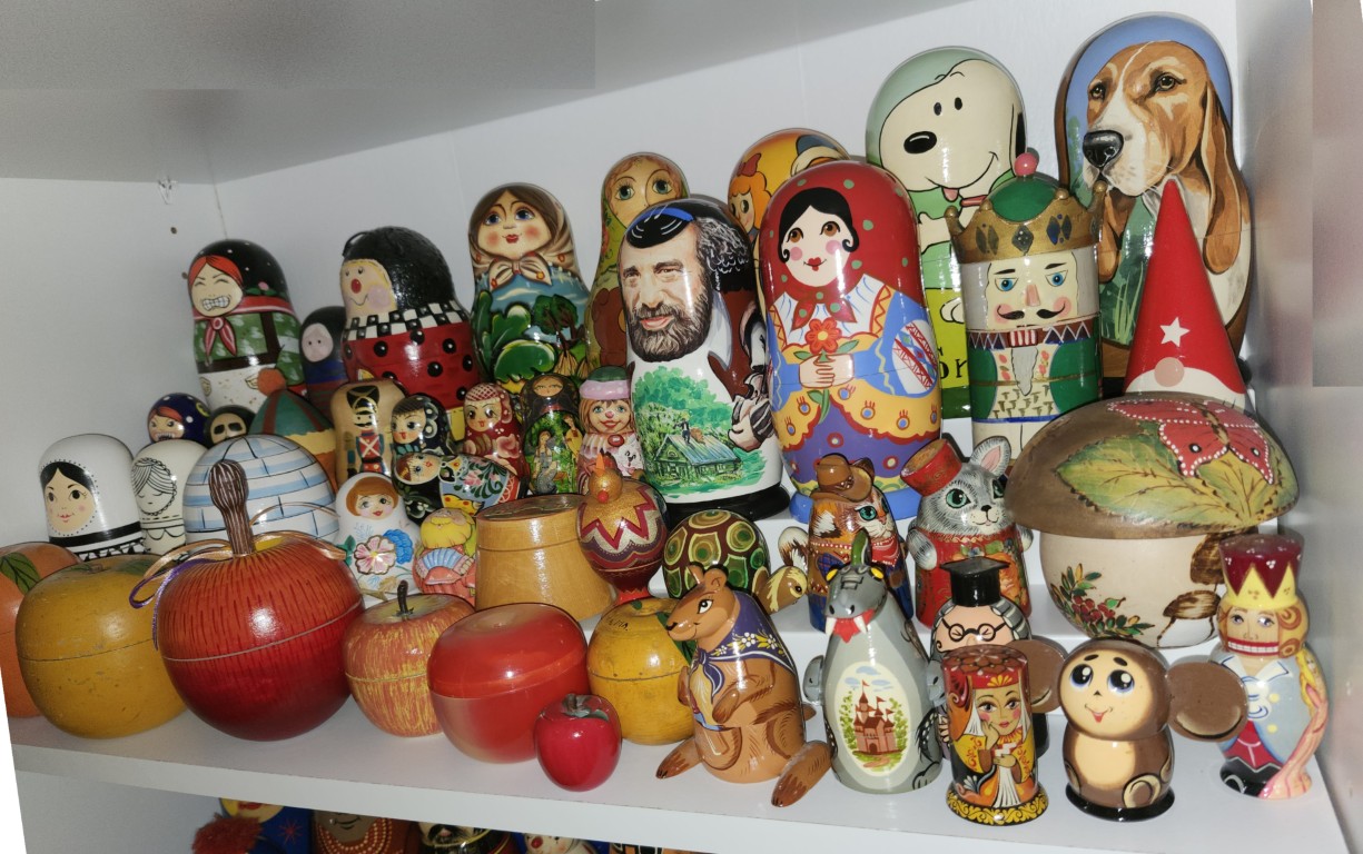 Shelf-J2. Modern dolls